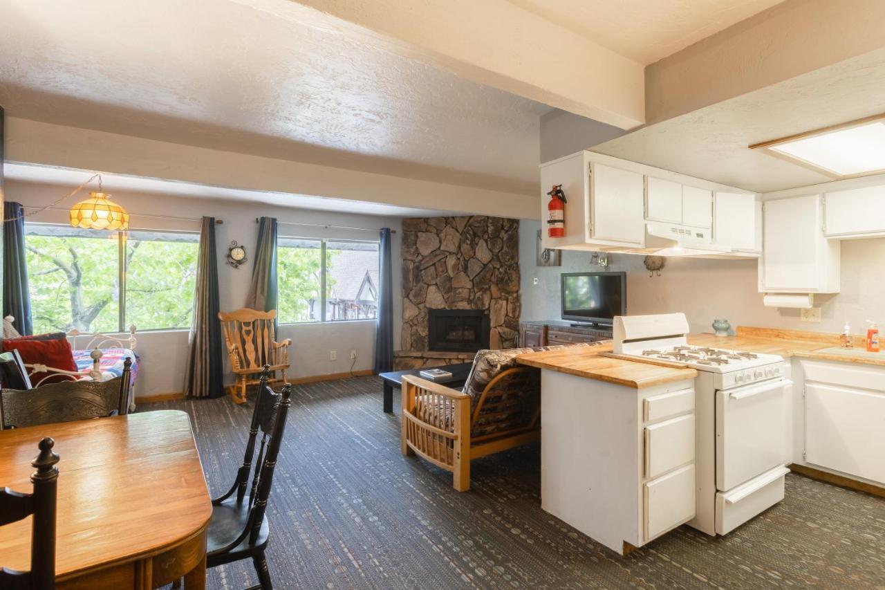 Village Suites Inn - American Black Bear - Perfect Location, In The Village! Can'T Be Better! Big Bear Lake Kültér fotó