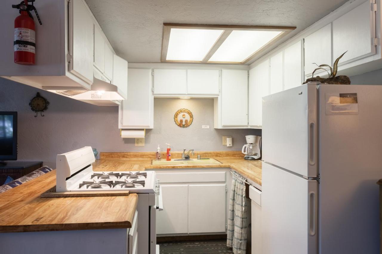Village Suites Inn - American Black Bear - Perfect Location, In The Village! Can'T Be Better! Big Bear Lake Kültér fotó